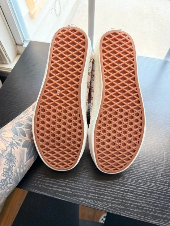 Vans Women’s 7.5 Old Skool Cream Floral Skate Sneakers - Picture 9 of 10